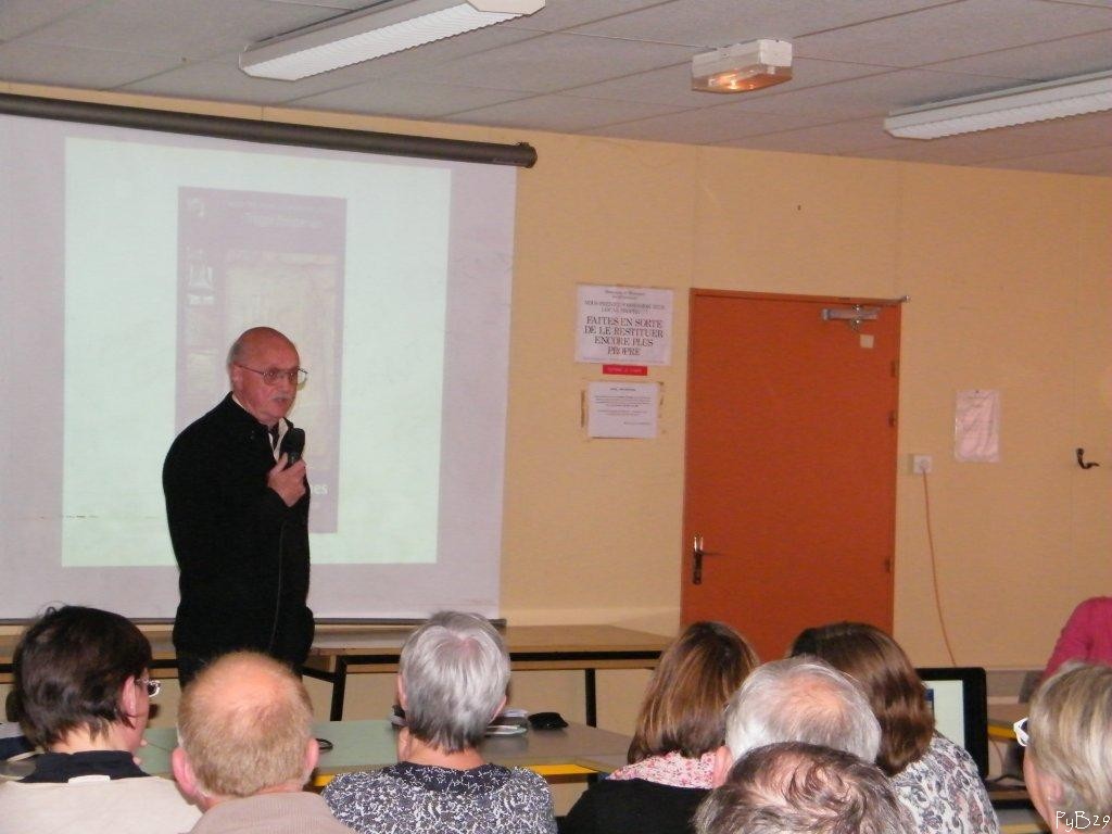 Christian Millet pr�sentant les projets de r�novation du patrimoine sur le canton de Lanmeur.