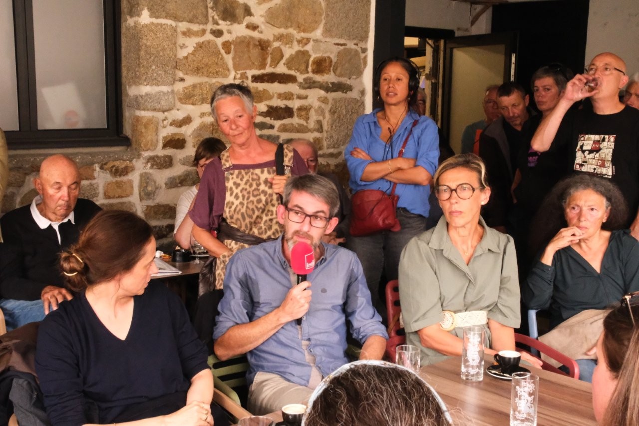 C'est loin mais c'est beau St Pol de Leon jeudi 03 septembre 2026. Anne Berest, Olivier Simon porte-parole des victimes du Kreisker et de Sainte-Ursule et Carole Autret adjointe � la culture. Photo pyb29