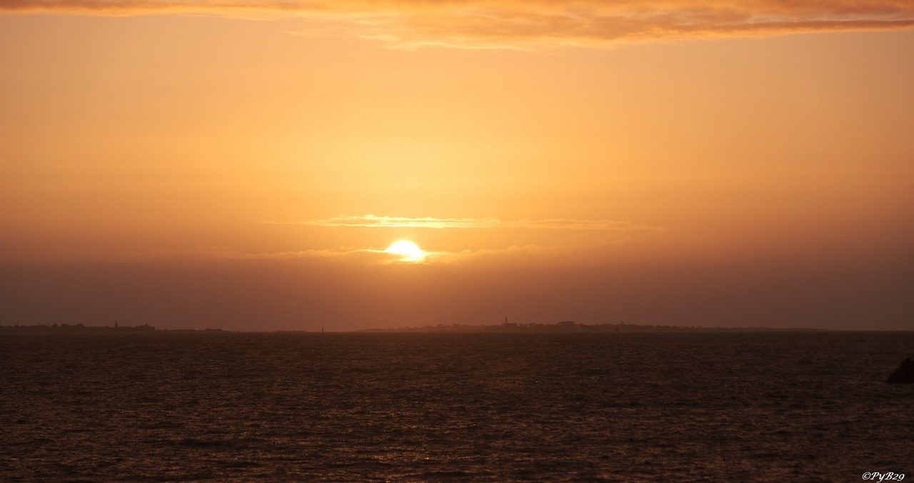 Coucher du soleil sur l'le de Batz. Photo pyb29