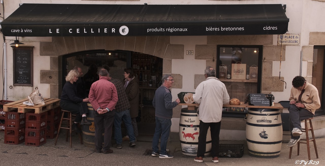 Beno�t Poelvoord d�guste des hu�tres de la baie de Morlaix en bonne compagnie au Cellier ce dimanche matin. Photo pyb29