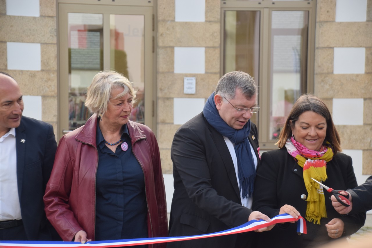 Olivier Le Bras, Jo�lle Huon, Jean-Paul Vermot et Fran�oise Plouviez-Diaz ont particip� ce samedi matin � l'inauguration de la m�diath�que Michel Le Bris � Plougasnou. Photos pyb29
