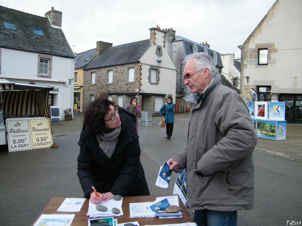 Nathalie Bernard signant la p�tition contre les pr�l�vements de sable en Baie de Lannion, en compagnie d'alain Bidal pr�sident de de l'association " Le peuple des Dunes en Tr�gor".