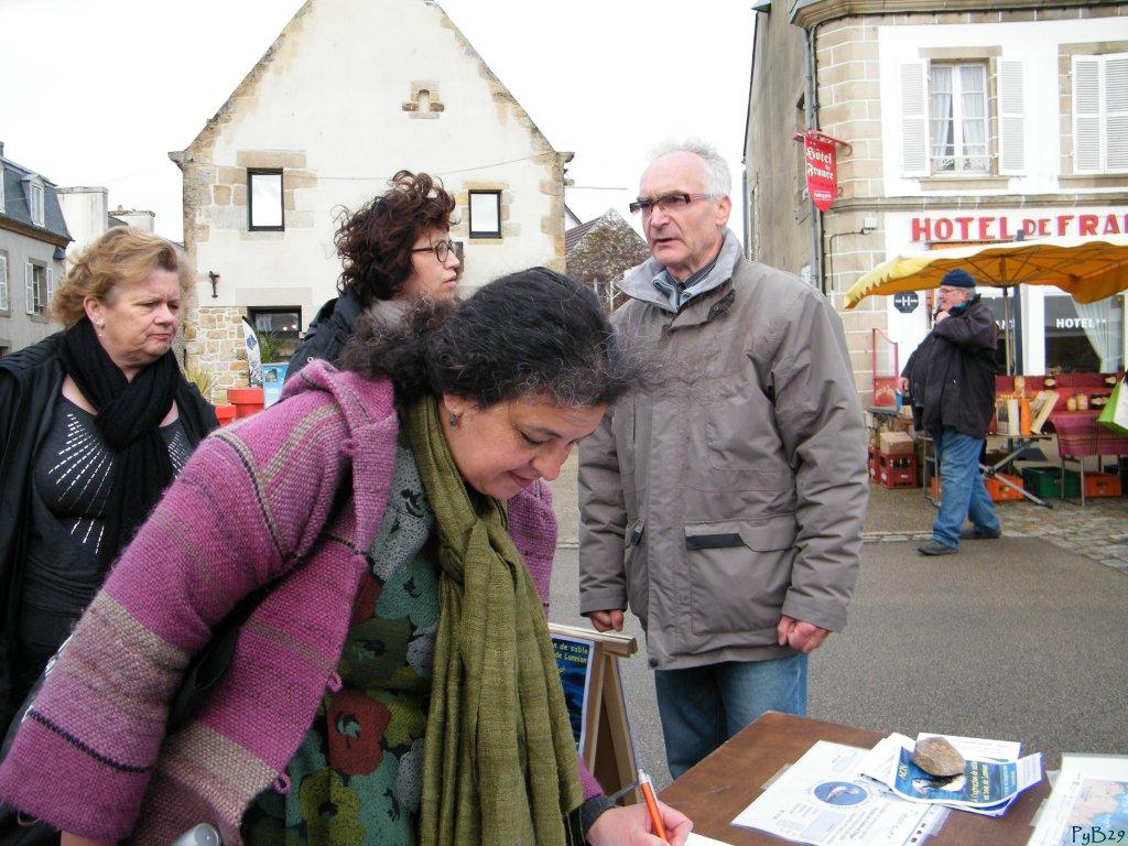 Laurence Mermet signant la p�tition contre les pr�l�vements de sable en Baie de Lannion.