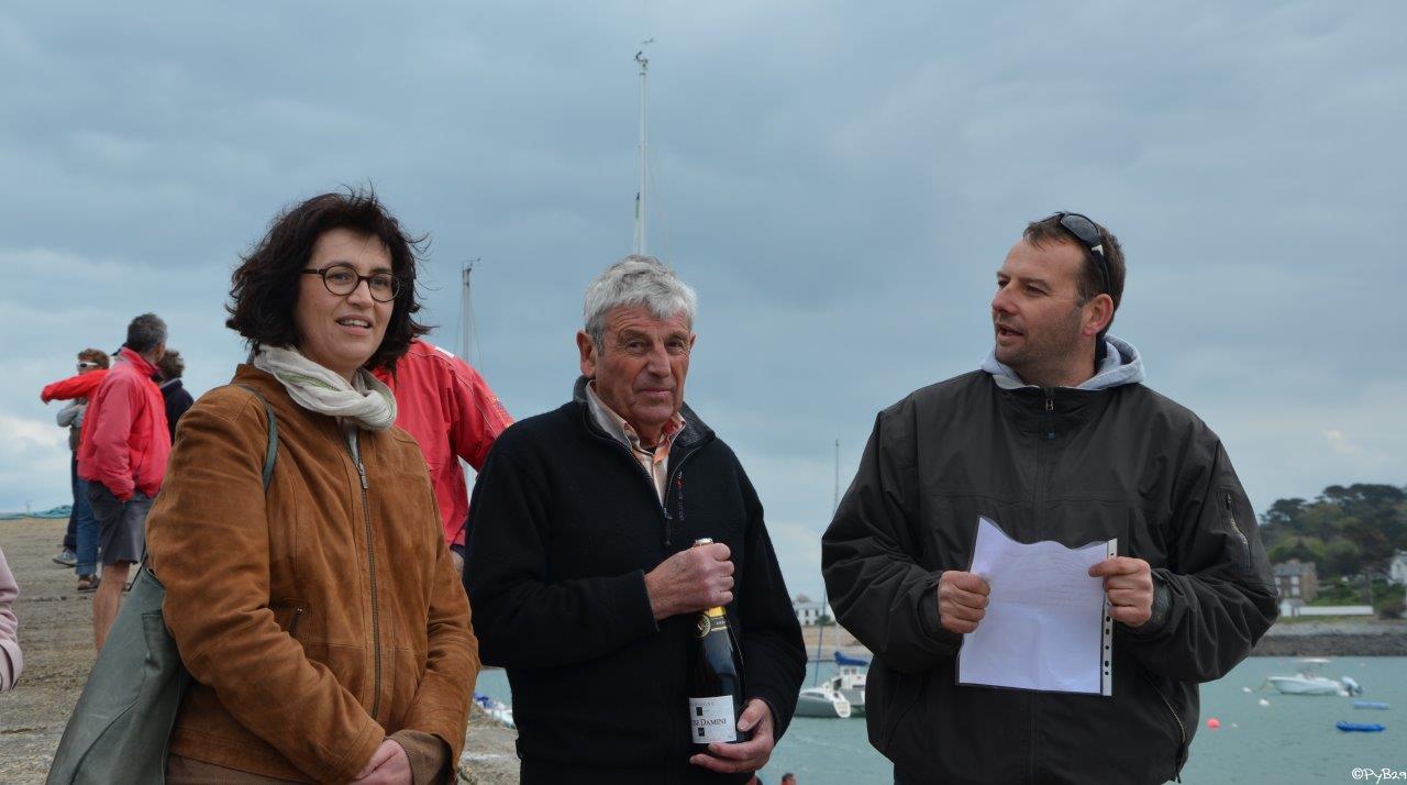 Nathalie bernard, Jean Rolland et Jean-Luc Derrien sur la cale du port de Primel/Diben le 03 mai 2014. Photo pyb29