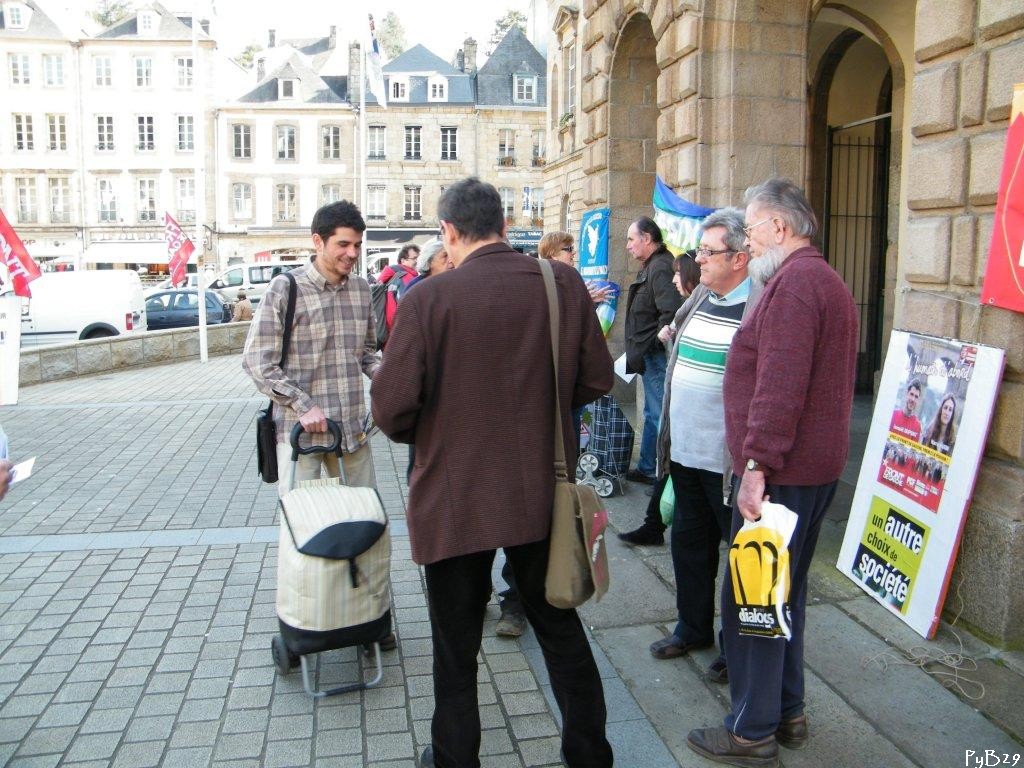 Isma�l Dupont en compagnie de militants du Front de Gauche, PCF....